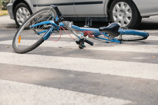 bici blu su un passaggio pedonale dopo incidente mortale con un'auto - wreck foto e immagini stock