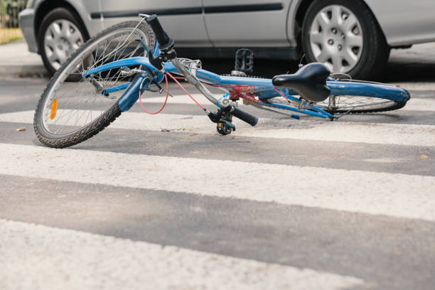 blue bike on a pedestrian crossing after fatal incident with a car - crash imagens e fotografias de stock