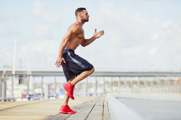 człowiek robi ćwiczenia interwałowe na schodach podczas treningu hiit - shirtless energy action effort zdjęcia i obrazy z banku zdjęć