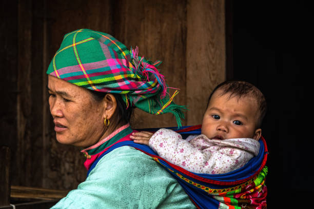 hmong donna e il suo bambino - vietnam vietnamese culture vietnamese ethnicity north vietnam foto e immagini stock