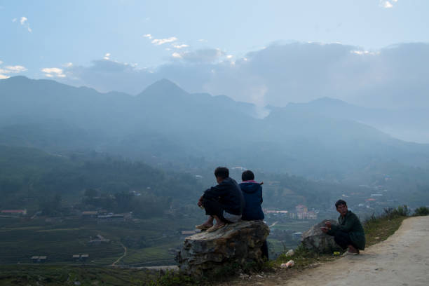 guardare le montagne - vietnam vietnamese culture vietnamese ethnicity north vietnam foto e immagini stock