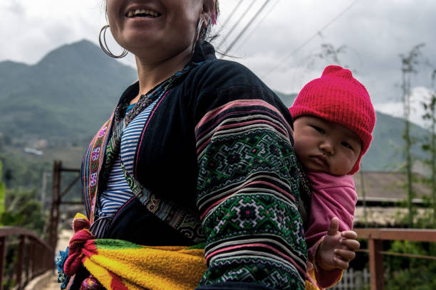 donna hmong con il suo bambino - vietnam vietnamese culture vietnamese ethnicity north vietnam foto e immagini stock