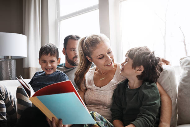 istock Nothing says family time like story time 1008383838