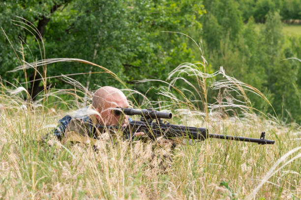 jagdsaison. mann 35-40 jahre alt liegt der jäger mit schusswaffen in den rasen. - men 35 40 years male 30s stock-fotos und bilder