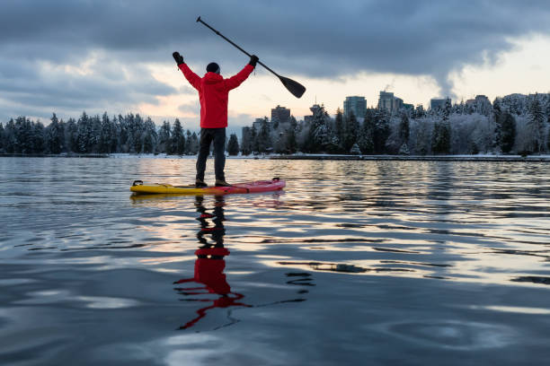 paddle boarding in vancouver - vancouver skyline city urban scene stock-fotos und bilder