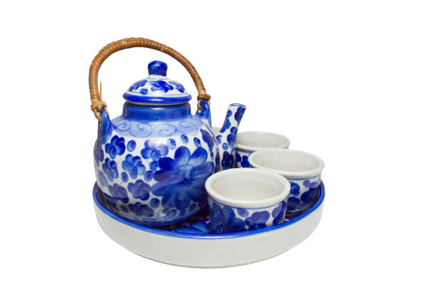 ensemble de poterie de thé en céramique blanc bleu chinois isolé sur blanc blackground avec un tracé de détourage - thai culture thailand painted image craft product photos et images de collection