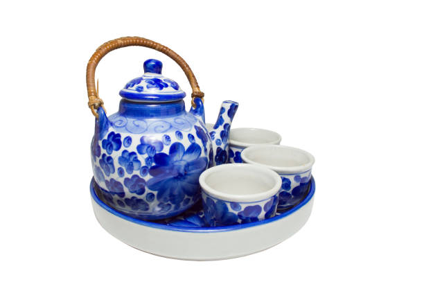 クリッピング パスと白い blackground に分離された中国茶の青白セラミック陶器のセット - plate china antique blue ストックフォトと画像