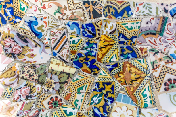 mosaïque de fragments de mosaïques de « banc de serpentine » dans le parc guell à barcelone - mosaic tile antonio gaudi art photos et images de collection