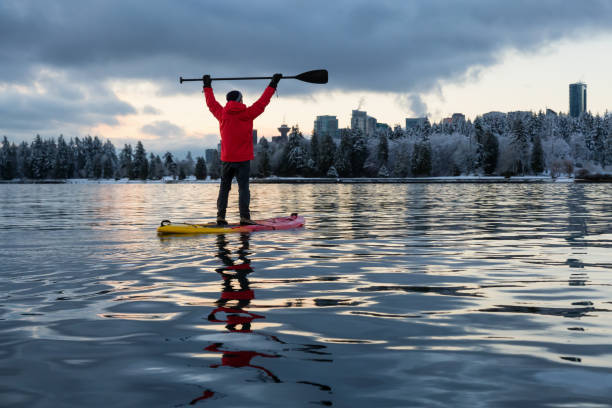 paddle boarding in vancouver - vancouver skyline city urban scene stock-fotos und bilder