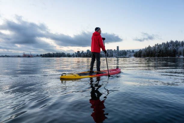 paddle boarding in vancouver - vancouver skyline city urban scene stock-fotos und bilder