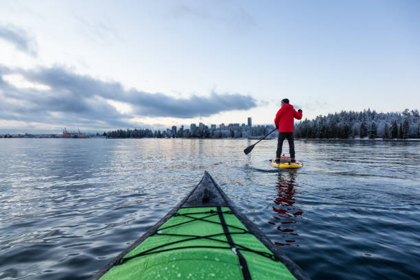 paddle boarding in vancouver - vancouver skyline city urban scene stock-fotos und bilder