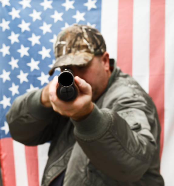 fusil de chasse et d’un drapeau - military armed forces patriotism flag photos et images de collection