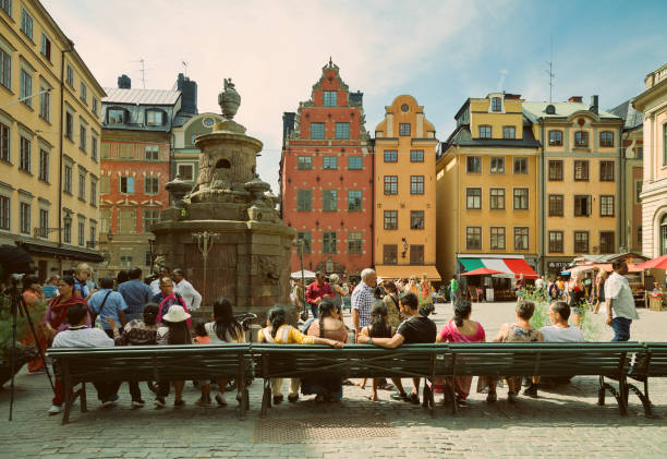 gamla stan, stockholm, schweden - stortorget platz (dem hauptplatz der altstadt), brunnen und springbrunnen - stockholm sweden gamla stan town square stock-fotos und bilder