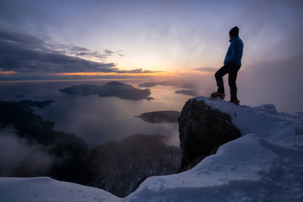 wędrówki po górach - cliff mountain winter snow zdjęcia i obrazy z banku zdjęć