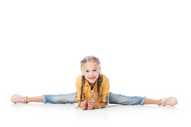 分割をやって笑顔でストレッチ小さな子供、そして白で隔離カメラ目線 - gymnastics smiling little girls only isolated on white ストックフォトと画像