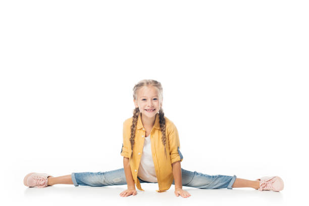 分割をやって笑顔で小さな子供のストレッチ、そして白で隔離カメラ目線 - gymnastics smiling little girls only isolated on white ストックフォトと画像