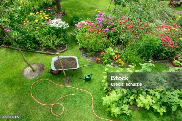 Den Garten Stockfoto und mehr Bilder von Hausgarten - Hausgarten, Gärtnern, Gartenanlage