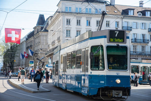 Personas y el funcionamiento tranvía en la calle Bahnhofstrasse de centro de la ciudad de Zurich, Suiza. - foto de stock