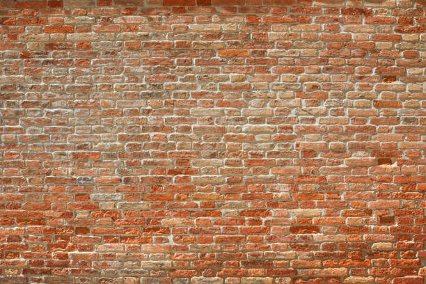 istock Old brick wall texture background in a sunny day 1008439418