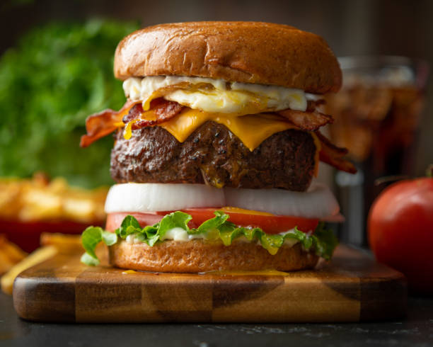 Cheeseburguer com fritas ovo - Moody - foto de acervo