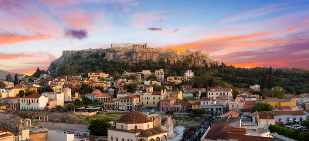 acropolis of athens at sunset and the old city in the foreground - central greece imagens e fotografias de stock