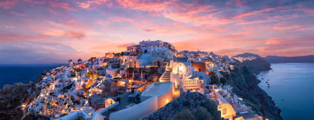 oia en santorini en un hermoso amanecer - scenics building exterior tourist resort orange fotografías e imágenes de stock