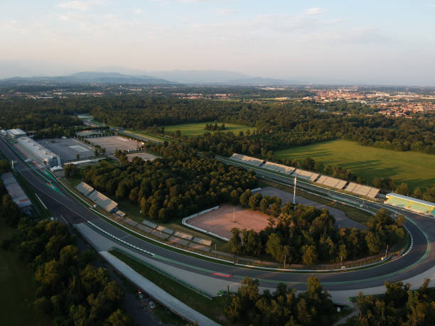 монца цепи вид с воздуха выстрелил с беспилотника на закате - monza стоковые фото и изображения