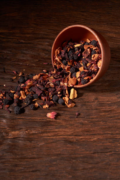 herbata owocowa w glinianej misce na drewnianym stole i czarnym tle. selektywna ostrość - apricot portion antioxidant fruit zdjęcia i obrazy z banku zdjęć