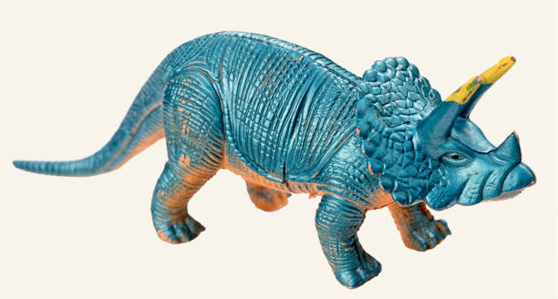 triceratops dinosaurier spielzeug isoliert auf weißem hintergrund - dinosaur toy dino monster stock-fotos und bilder