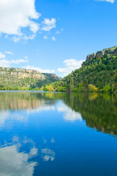 istock Symmetrical view of a sunny mountain lake with clouds. 1008457934