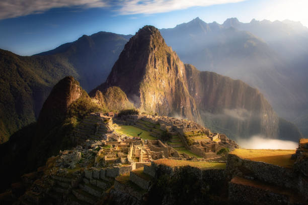 salida del sol sobre machu picchu montaña - machu picchu fotografías e imágenes de stock