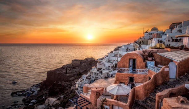 wunderschönes panorama von santorini bei sonnenuntergang - santorini greece oia sunset stock-fotos und bilder