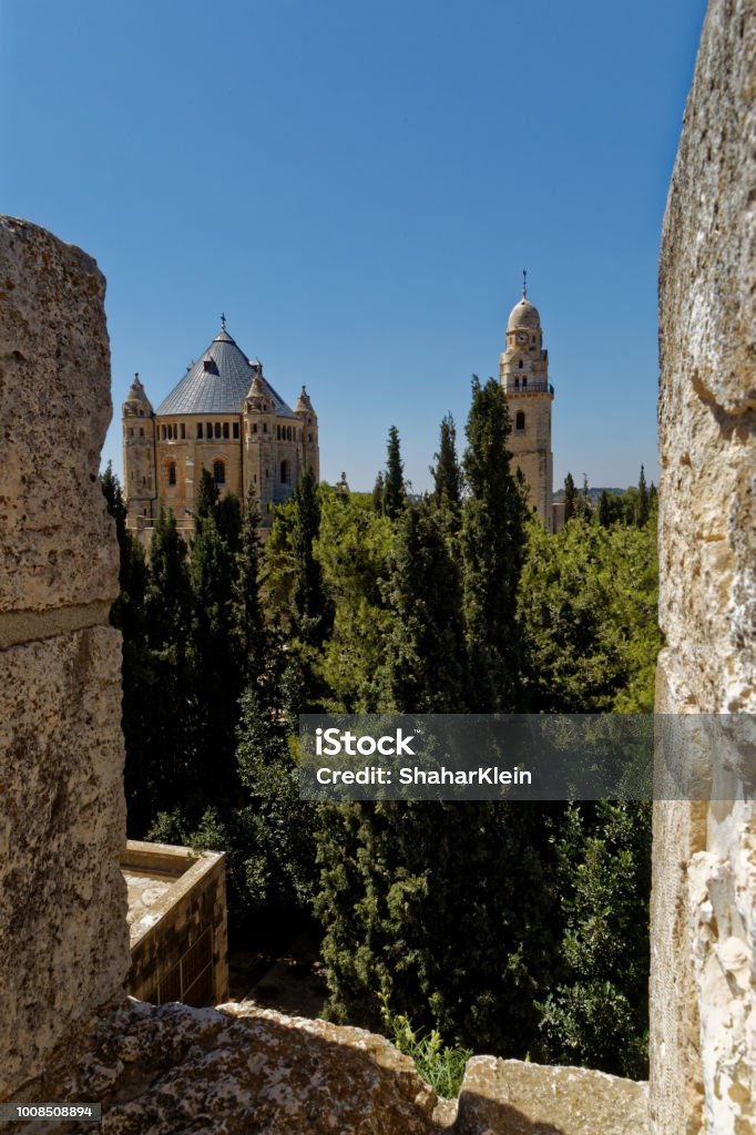 El paseo del muro de Jerusalén y la Abadía de la Dormición - Foto de stock de Aire libre libre de derechos