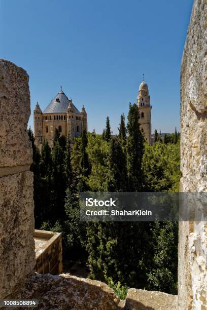 El Paseo Del Muro De Jerusalén Y La Abadía De La Dormición Foto de stock y más banco de imágenes de Aire libre