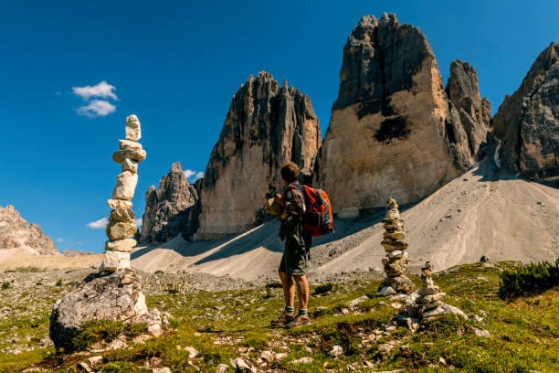 alpinista, olhando para o tre cime di lavaredo parque nacional, dolomitas, os alpes europeus, itália, - tirol rock gravel mountain peak - fotografias e filmes do acervo