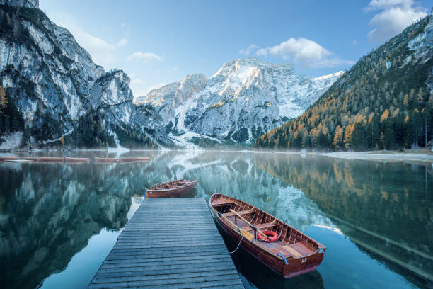 lago en los alpes italianos, lago di braies - alpes dolomíticos fotografías e imágenes de stock