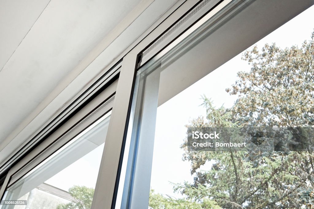 Porte coulissante en verre et son système de ventilation - Photo de Fenêtre libre de droits