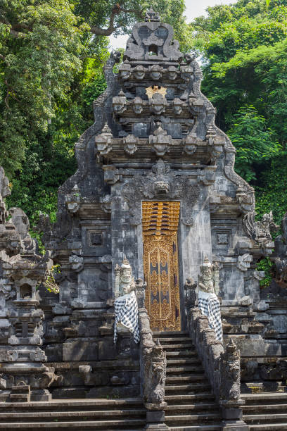 pura goa lawah templo en bali, indonesia - pura goa lawah fotografías e imágenes de stock