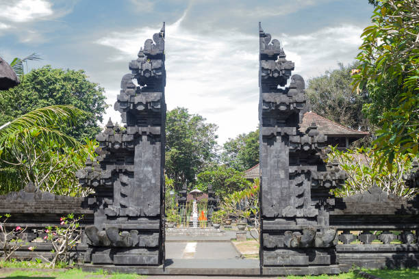 świątynia pura goa lawah. jaskinia nietoperzy na bali, indonezja - bali balinese culture art carving zdjęcia i obrazy z banku zdjęć