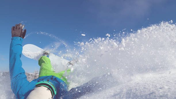 close-up: snowboarder em alta velocidade perigosa montanha cai neve profunda. - freeride - fotografias e filmes do acervo