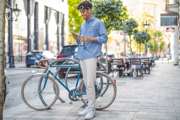 istock Young businessman in a coffee shopp 1008573850
