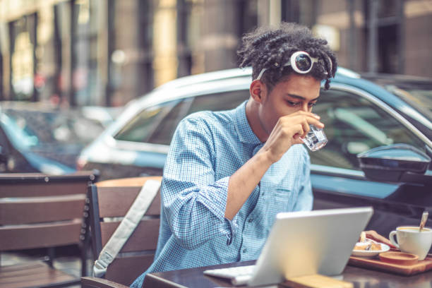 istock Young businessman in a coffee shopp 1008574080