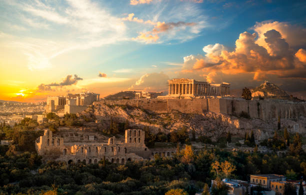 akropolis von athen bei sonnenuntergang mit einem schönen dramatischen himmel - archäologie fotos stock-fotos und bilder