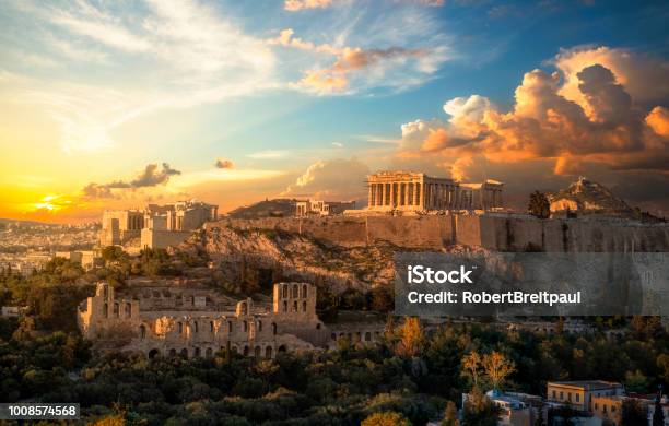 Foto de Acrópole De Atenas Ao Pôr Do Sol Com Um Belo Céu Dramático e mais fotos de stock de Atenas - Grécia