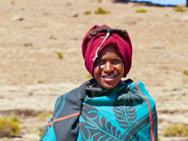 im afrikanischen königreich von lesotho tragen die basotho leute traditionelle stammes-decken zu besonderen anlässen. - lesotho stock-fotos und bilder