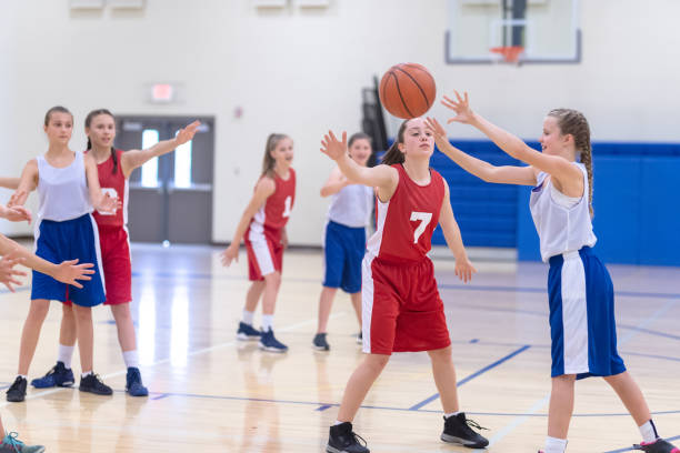 istock Girls high school basketball game 1008582068
