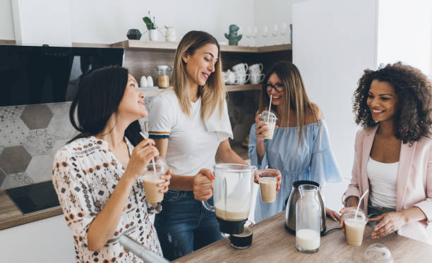 amigas tomando café de hielo - mujer bebiendo leche fotografías e imágenes de stock