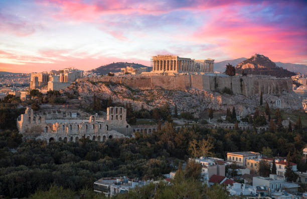 akropolis von athen bei sonnenuntergang mit einem schönen dramatischen himmel - akropolis athen stock-fotos und bilder