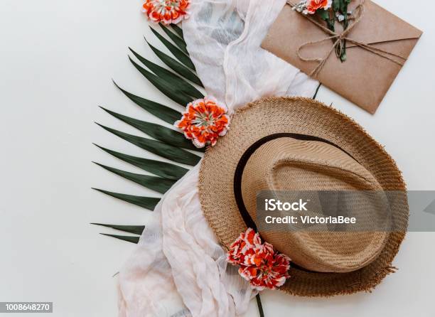 Diseño Creativo Con Hojas Tropicales Flores Y Sombrero Hipster Sobre Fondo Pastel Foto de stock y más banco de imágenes de A la moda - iStock Diseño Creativo Con Hojas Tropicales Flores Y Sombrero Hipster Sobre Fondo Pastel Foto de stock y más banco de imágenes de A la moda - iStock