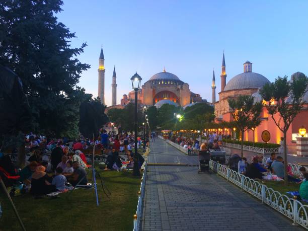 iftar w: sultanahmet, istanbul. - city of post zdjęcia i obrazy z banku zdjęć